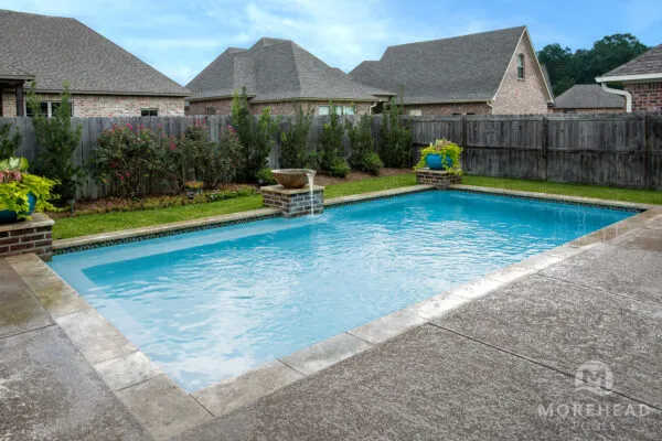 Cocktail swimming pool with water feature