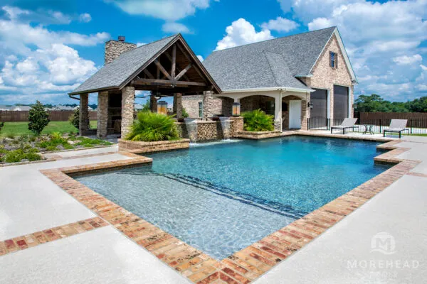 Swimming pool with tanning ledge