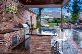 Outdoor kitchen with kitchen island