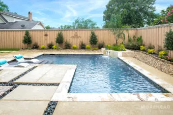 Swimming pool with tanning ledge