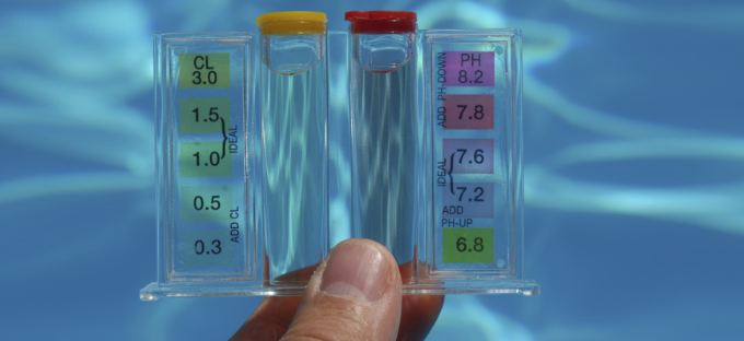 Testing the ph level of your swimming pool