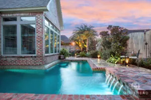 Cocktail swimming pool with water features