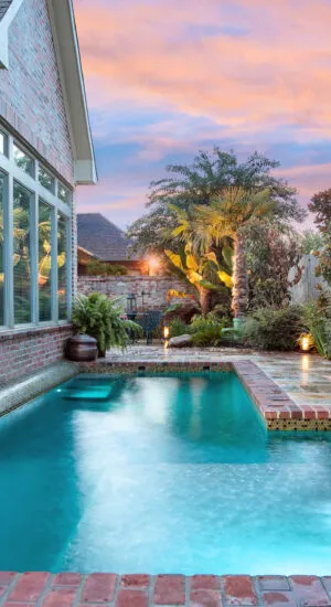 Cocktail swimming pool with water features